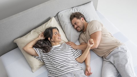 Man en vrouw op Maxi kussens op bed